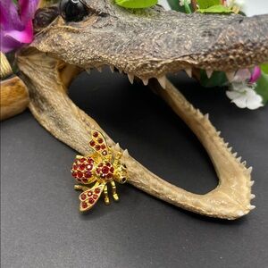 Joan Rivers bee brooch 🔥